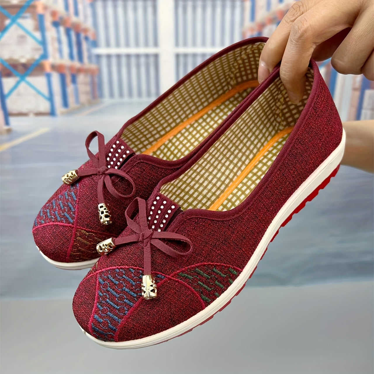 Casual shoes for middle-aged and elderly women, with a soft sole, shallow mouth, national style, flat bottom, and comfortable design.