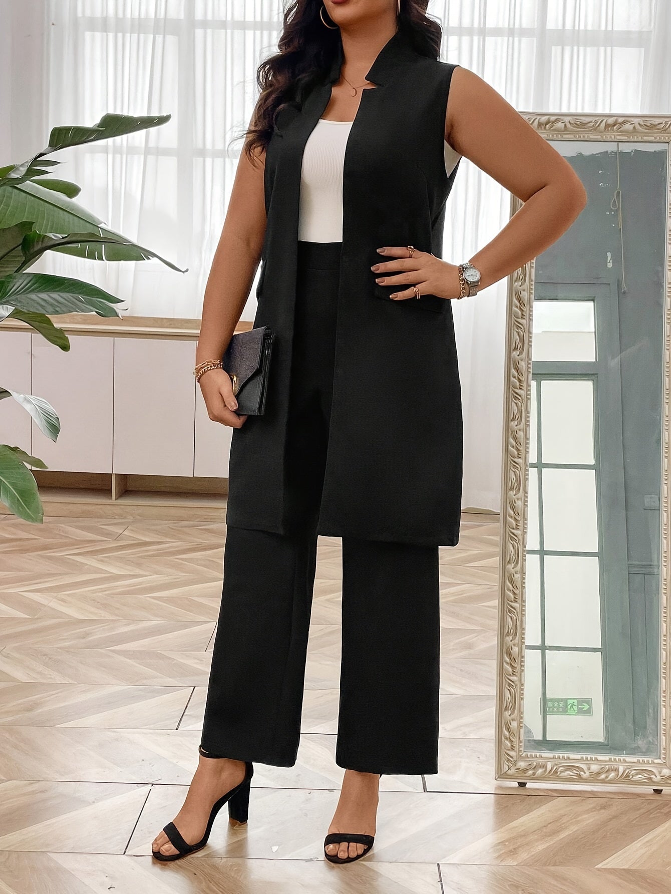 Stylish plus-size blazer and pants set made of casual, machine-washable polyester fabric suitable for all seasons. Perfect for formal occasions.