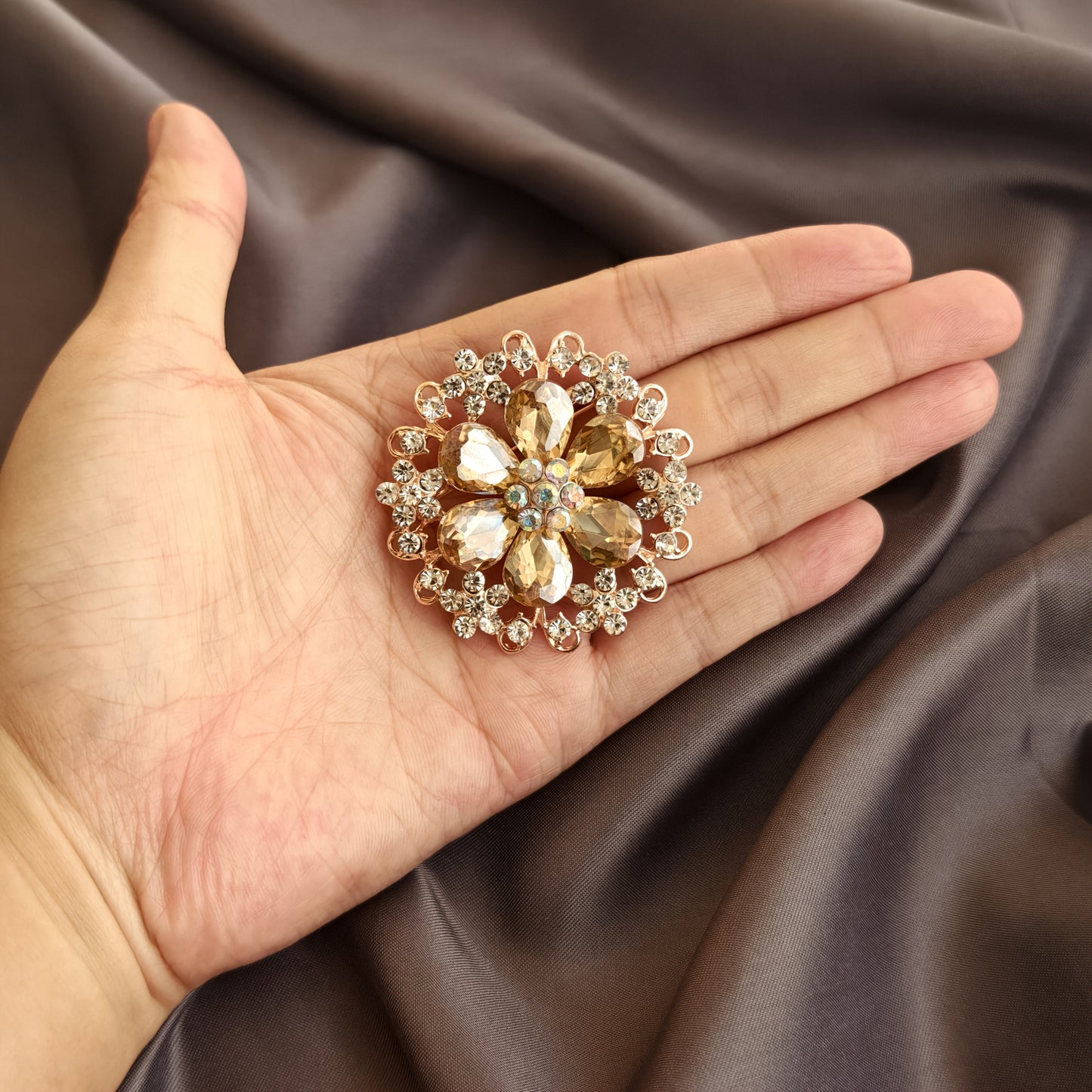 This elegant Vintage Luxury Six-Petal Flower Brooch features stunning rhinestone embellishments, perfect for adding a touch of glamour to your casual wear, parties, and special occasions. This alloy novelty brooch pin is a versatile accessory that can be