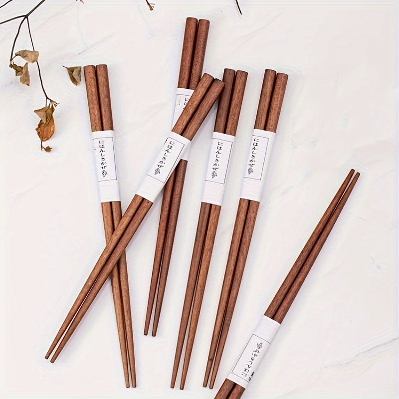 5 pairs of natural wood chopsticks, high-end anti-slip solid wood chopsticks for household use. Traditional Chinese tableware.