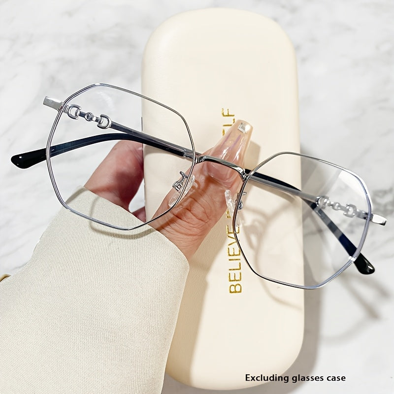 Polygonal golden frame with flat lenses for a natural look.