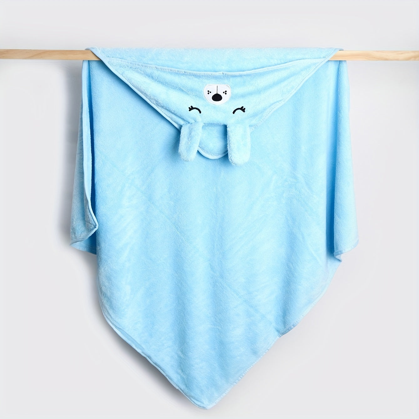 This adorable cartoon hooded bath towel is super absorbent, made from soft knit fabric and is machine washable. Perfect for babies aged 0-3 years, it makes an ideal gift for Christmas, Halloween, or Thanksgiving.