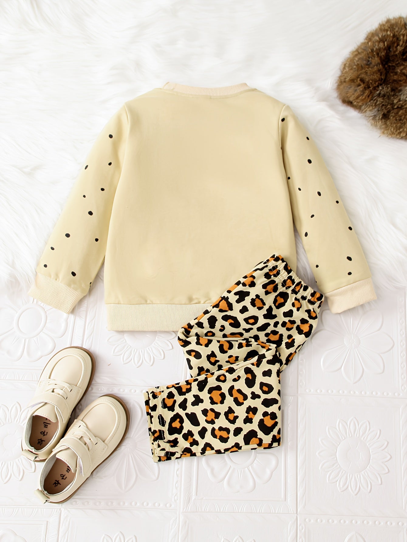 Toddler girls leopard print set including pullover sweatshirt and pants, ideal for outdoor activities in spring and fall season.