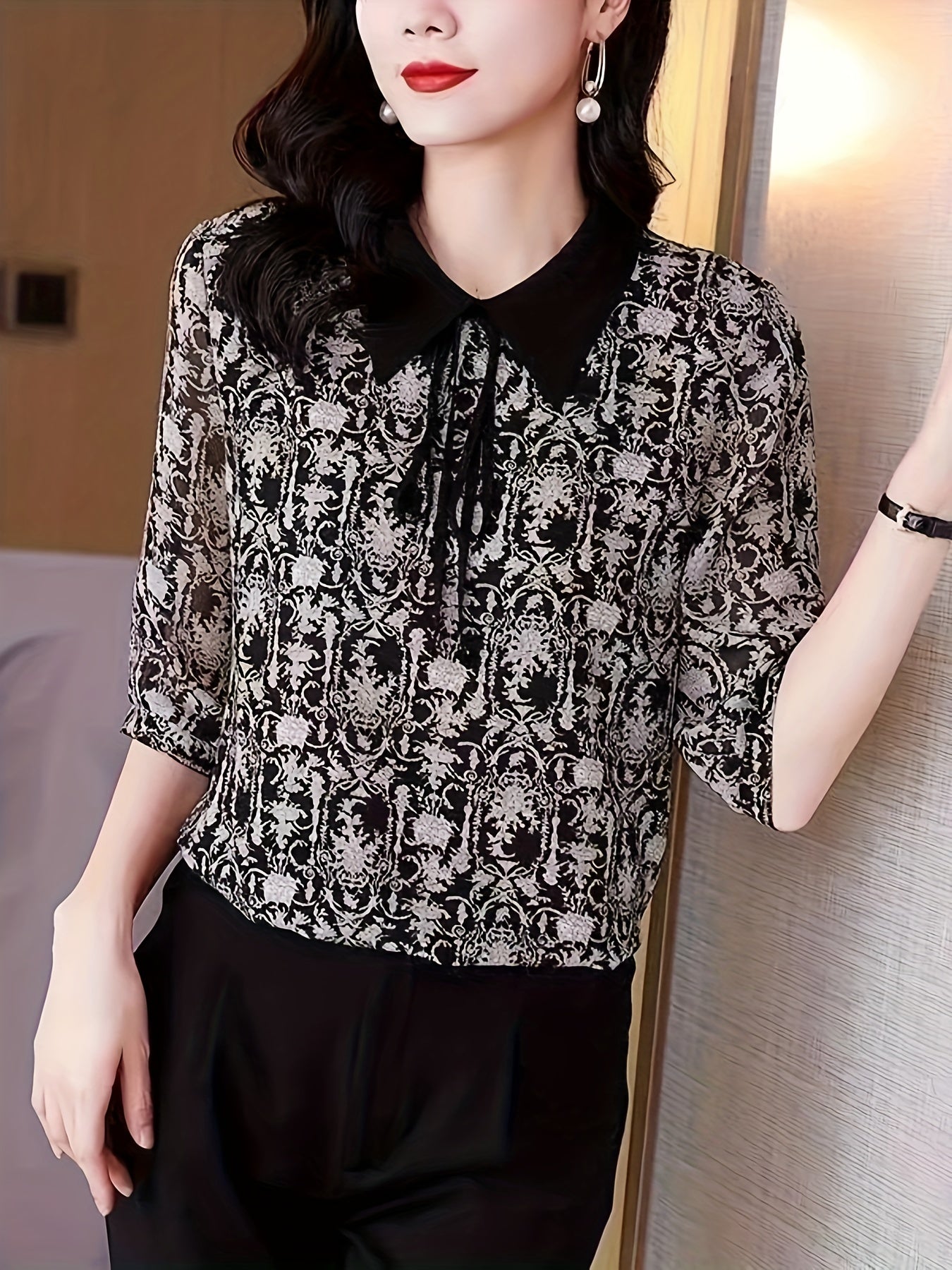 Lapel neck blouse with allover print, perfect for spring and summer.