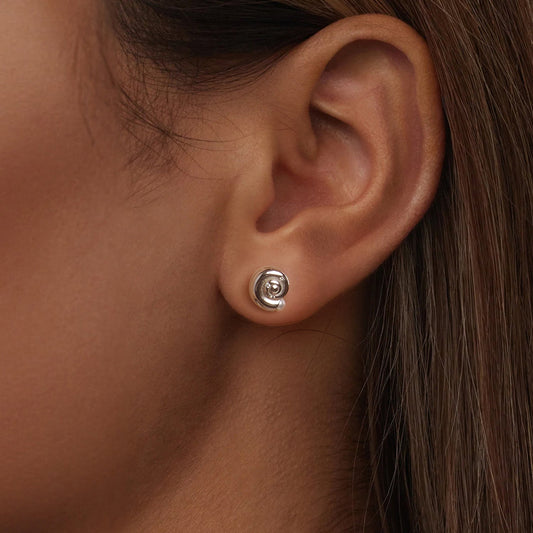 Add a touch of elegance to your look with these stunning seashell stud earrings for women. Crafted from hypoallergenic 925 silver with faux pearl inlay, these earrings are perfect for daily wear or as a thoughtful gift. Weighing 3.4g, these