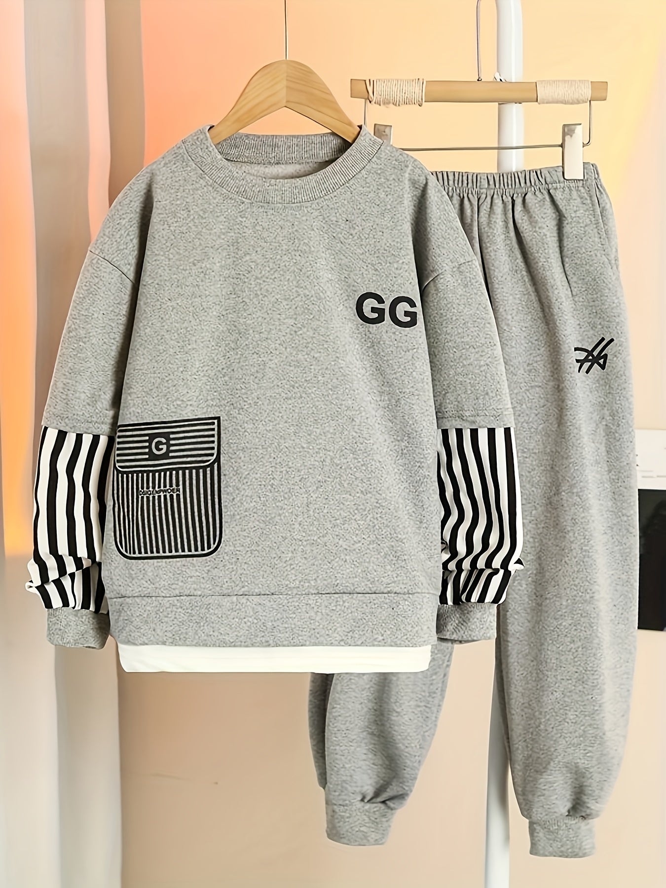 Boy's Street Style Crew Neck Outfit: Pocket Print Sweatshirt & Track Pants Set, Casual Long Sleeve Top for Spring/Fall Daily & Outdoor Wear.