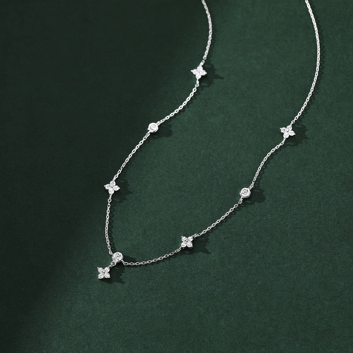 This elegant collarbone necklace is crafted from 3.2g of genuine S925 sterling silver and adorned with a sparkling snowflake zirconia. A timeless piece perfect for women, it makes a wonderful gift for Valentine's Day or anniversaries.