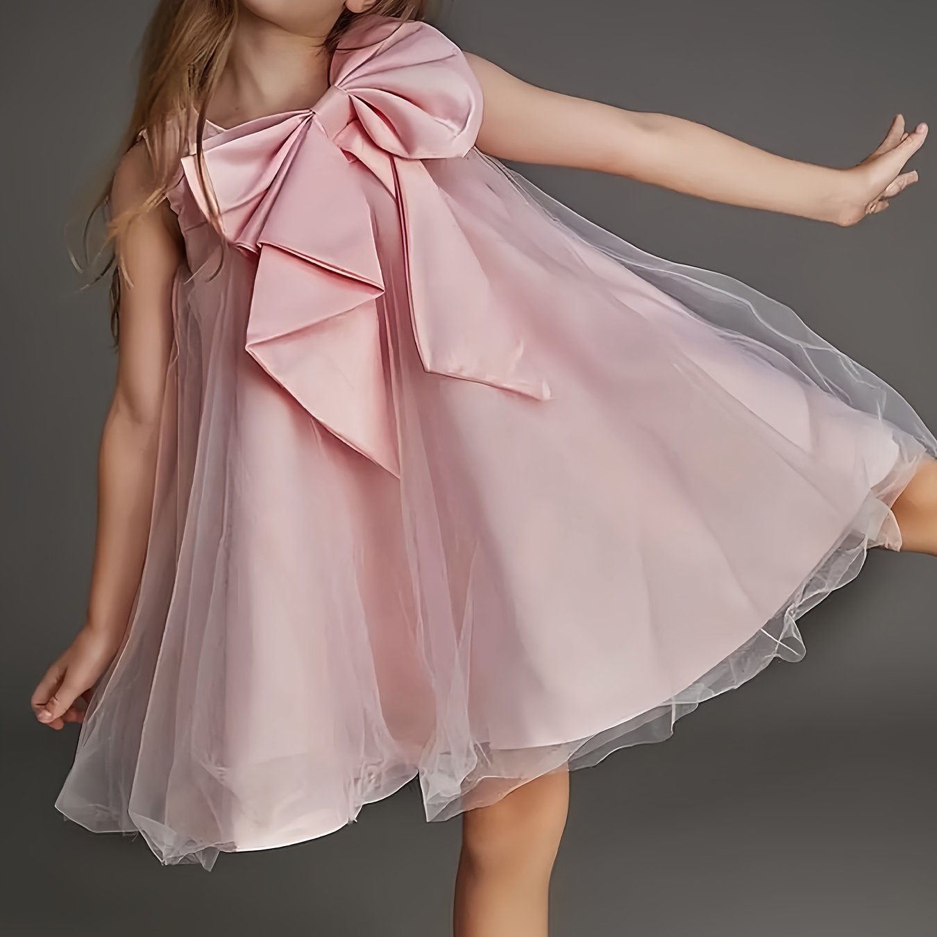 Cute sleeveless girls' gown with large bow, knee-length tulle tutu for parties