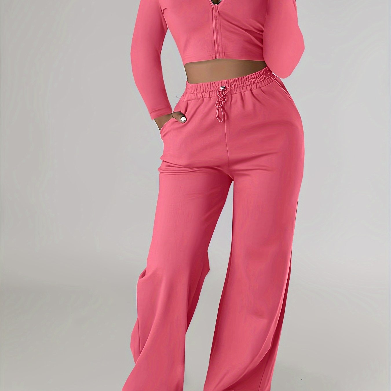 Women's casual sports suit with long sleeves consisting of two pieces.