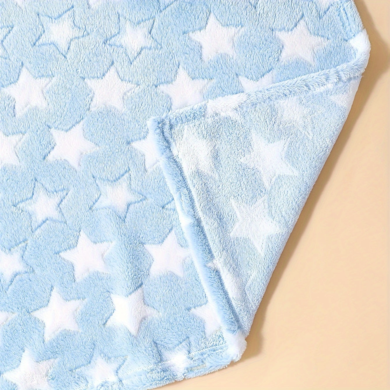 Get ready for the holidays with this cozy Blue White Star Blanket - the perfect gift for Christmas, Halloween, or Thanksgiving. Made from soft and skin-friendly material, this wrap is sure to keep you warm and comfortable all season long.