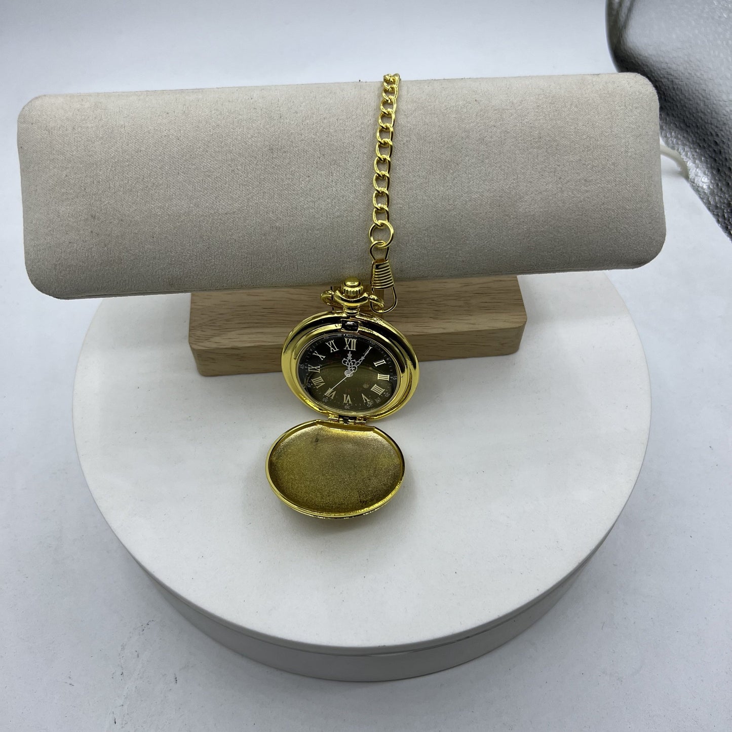 Classic Pocket Watch Set with 37cm Chain and Pendant, Made of Durable Mild Steel, Features Quartz Movement, Roman Numerals on Dial, Perfect Gift Idea for Any Occasion.