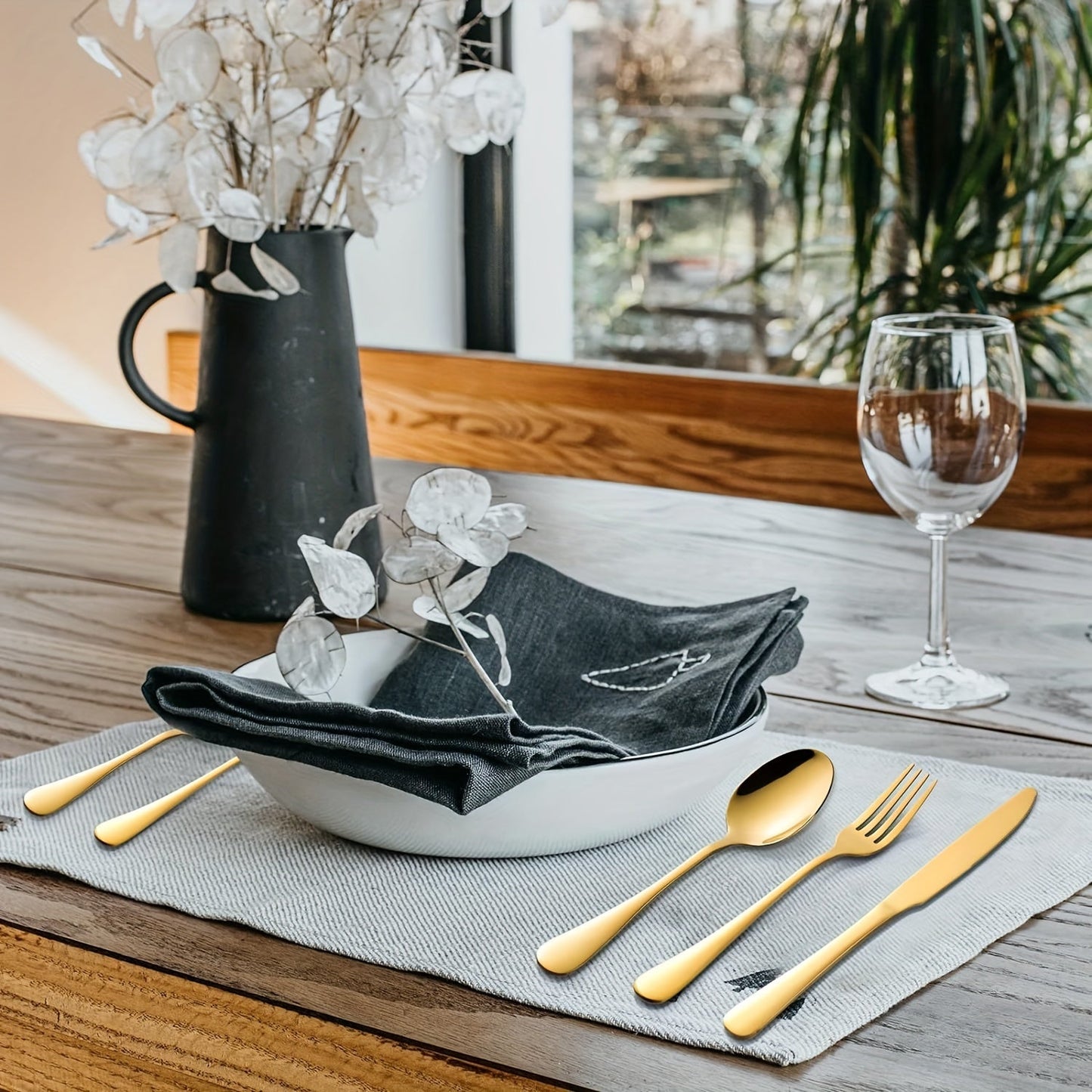 Set of 40/60 pieces of stainless steel cutlery with a luxurious golden finish, perfect for home dining. Each piece is mirror polished and dishwasher safe, making it ideal for special occasions such as Easter, Father's Day, Mother's Day, anniversaries