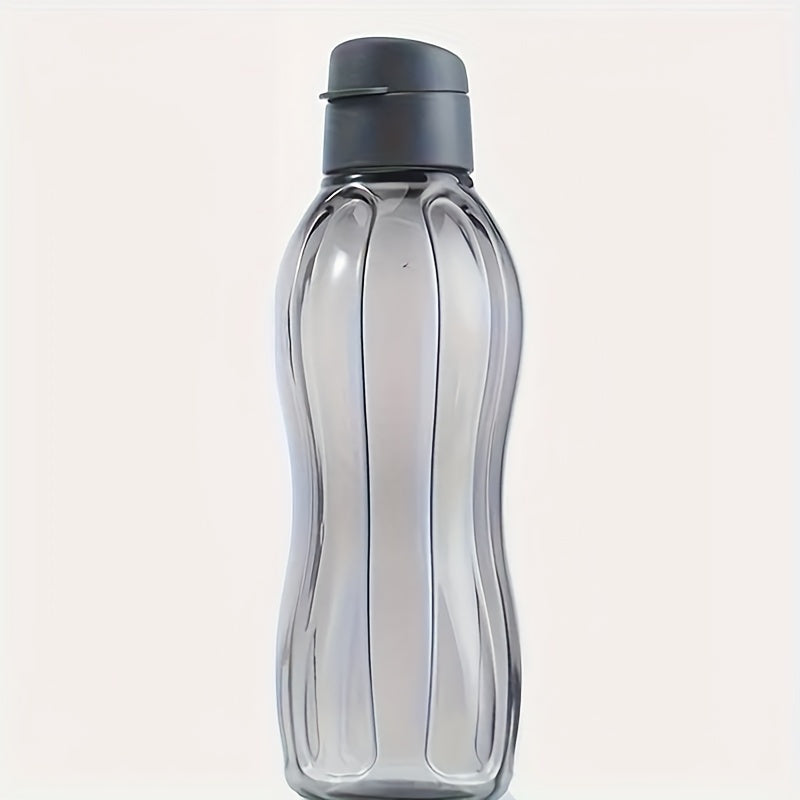 Large capacity portable water cup with two capacities of 900ml and 600ml in two colors.