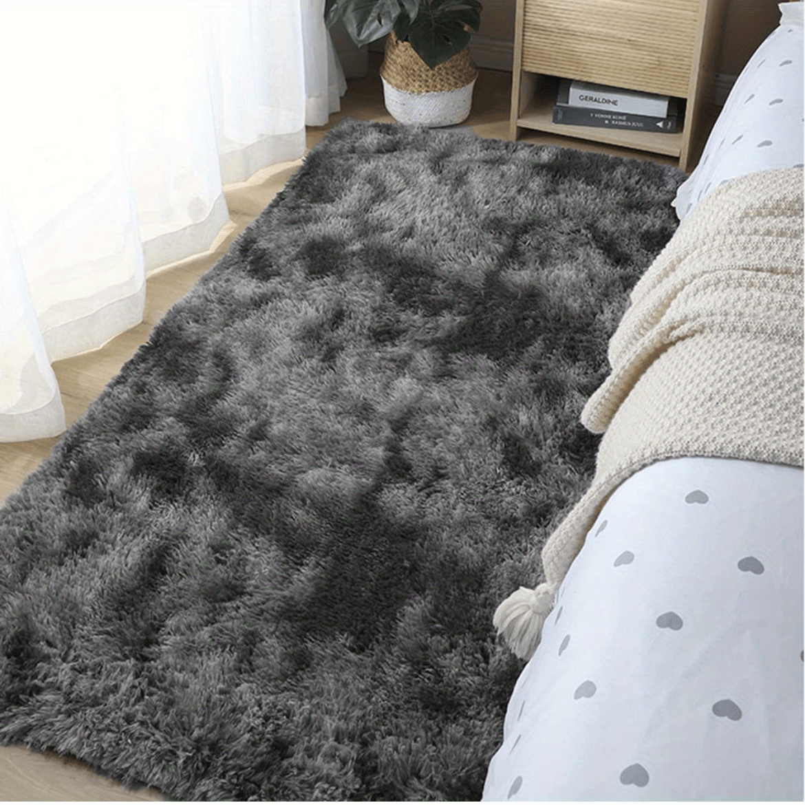 Solid fuzzy rug that is perfect for a Nordic-inspired home. This cozy carpet is ideal for placing in the living room or under a coffee table, as well as in the bedroom as a soft bedside blanket. Add a touch of warmth to any room with this plush floor