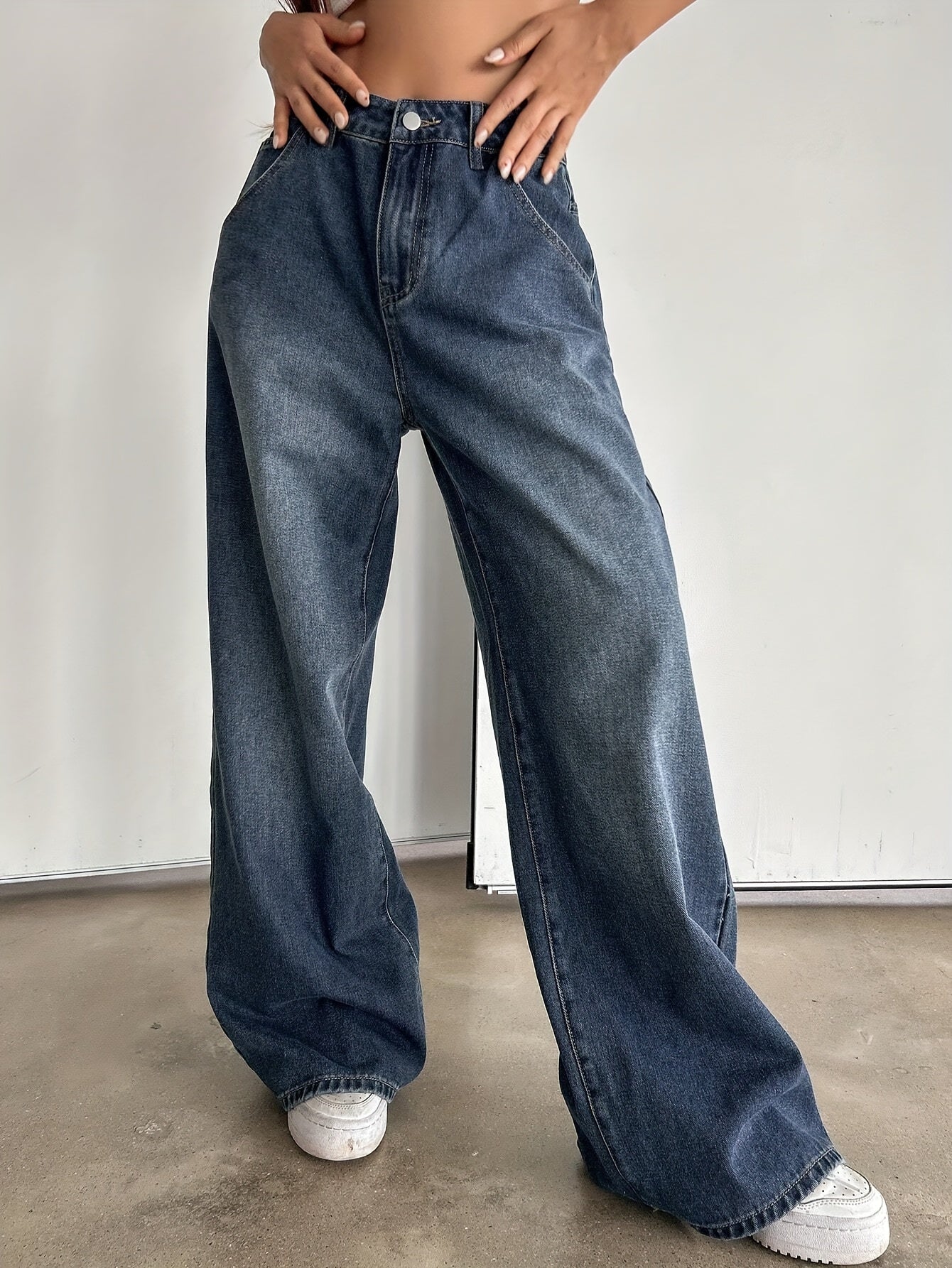 Jeans with multiple pockets for versatile style - Women's casual denim.