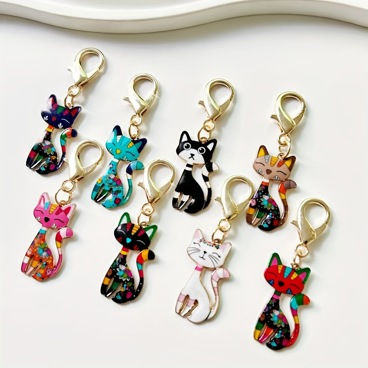 A collection of traditional cat-shaped keychains, 8 stylish zinc alloy keychains, whimsical cartoon animal pendants, perfect for embellishing handbags, car keys, and backpacks. Great for everyday use or as unique party favors for school events.