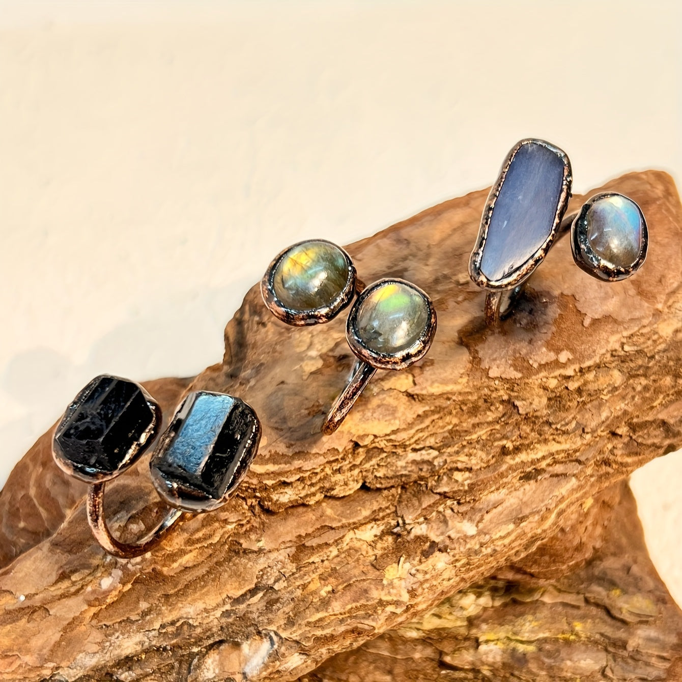 Choose your preferred style from our selection of vintage rings featuring natural stone in irregular shapes, suitable for both men and women to complement your daily outfits or add a unique touch to your party attire.