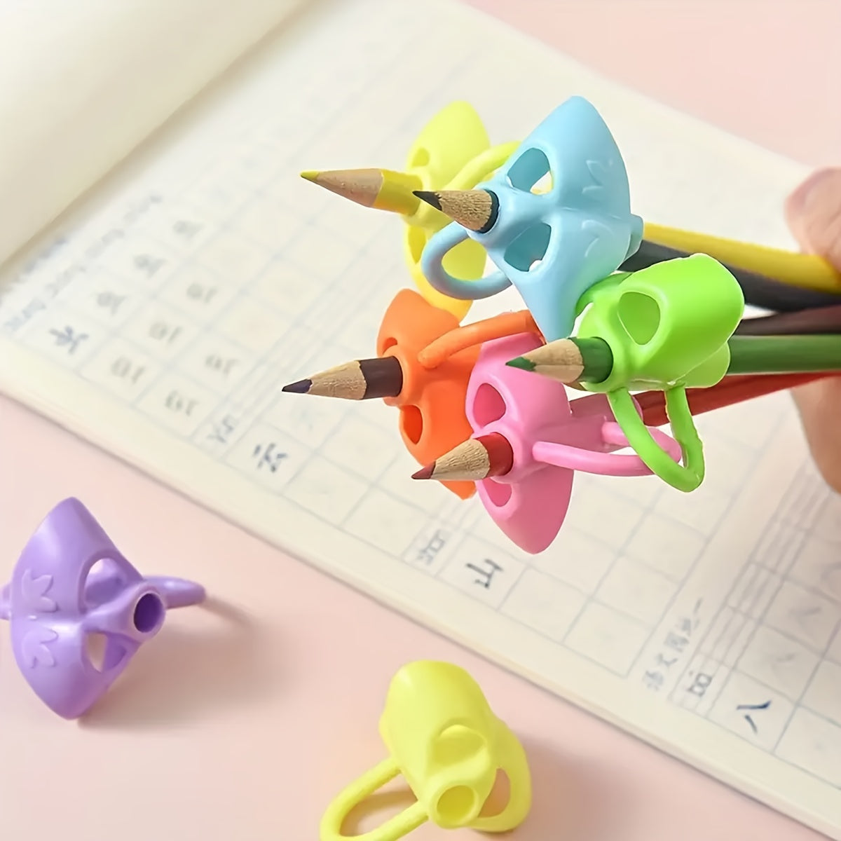 Silicone three-finger pencil holder, shoe pen cover.