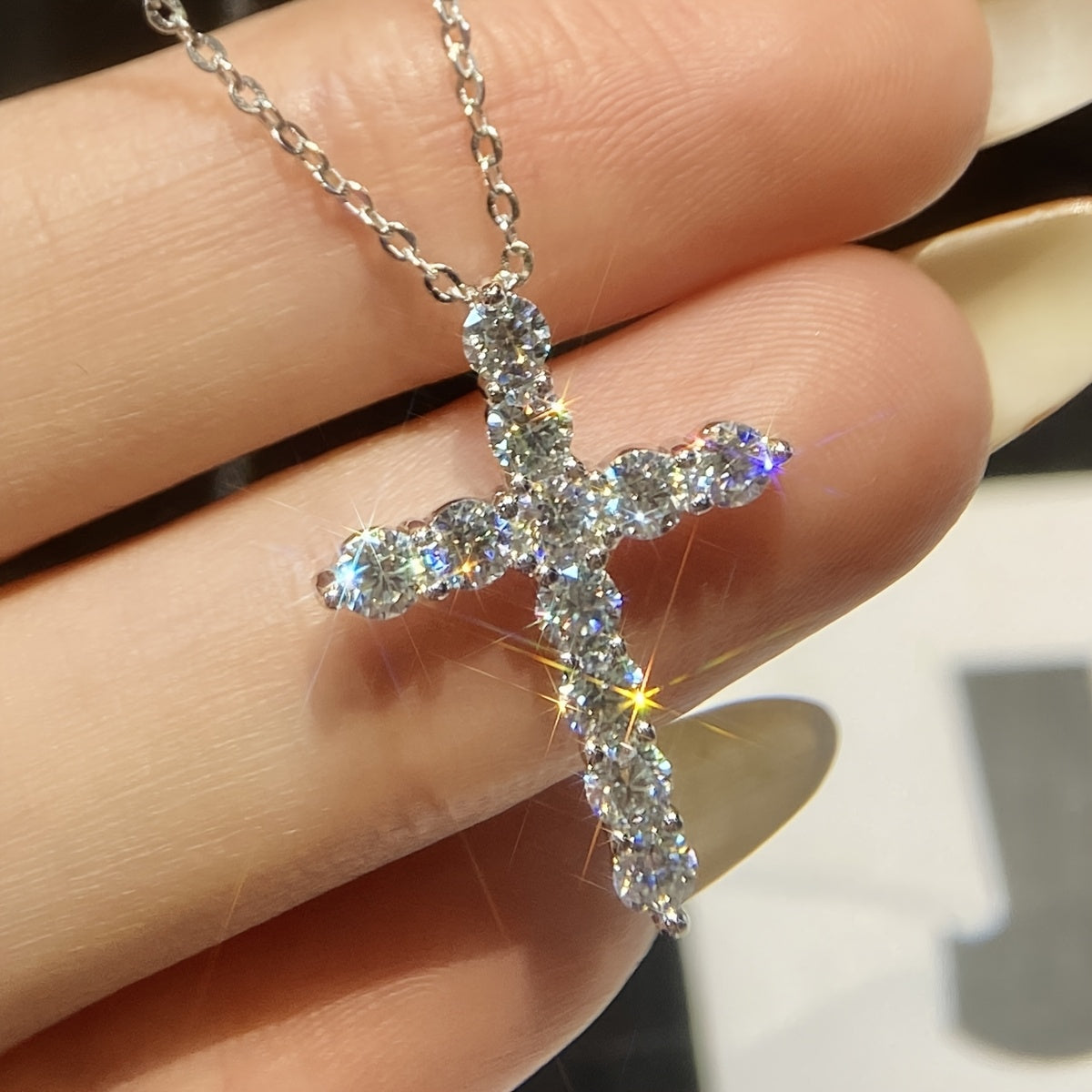 The stunning Mozambique stone cross pendant necklace features a 1.1 carat stone set in S925 sterling silver, making it a luxurious Valentine's Day gift for the special lady in your life. This exquisite piece of ladies' jewelry includes 11 0.1 carat