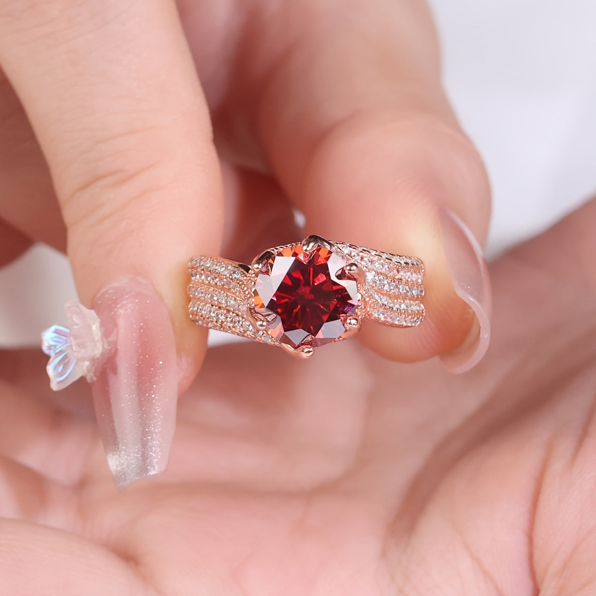 Ajoyib 3ct Qizil Moissanite To'y Halqasi - Gippoallergen 925 Sterling Kumushdan tayyorlangan, O'ziga xos Burama Dizayni, To'ylar va Onalar Kuni sovg'asi uchun ideal.