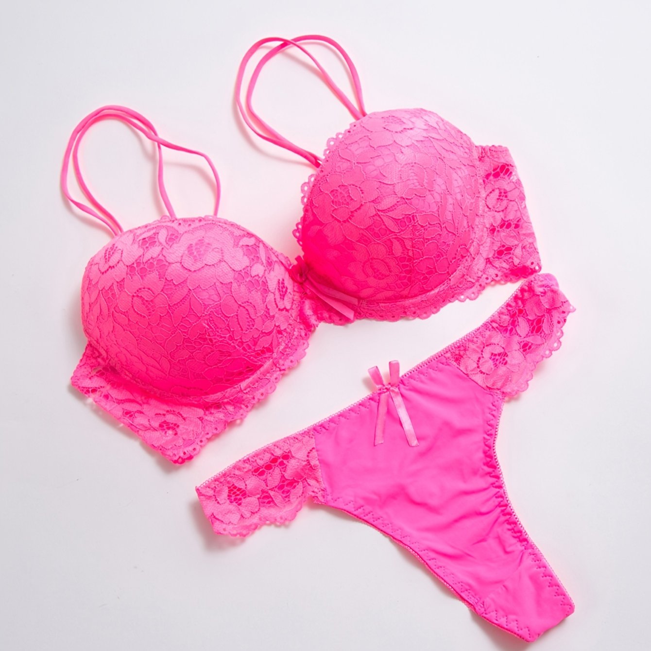 Stylish lace bra and panties set for women