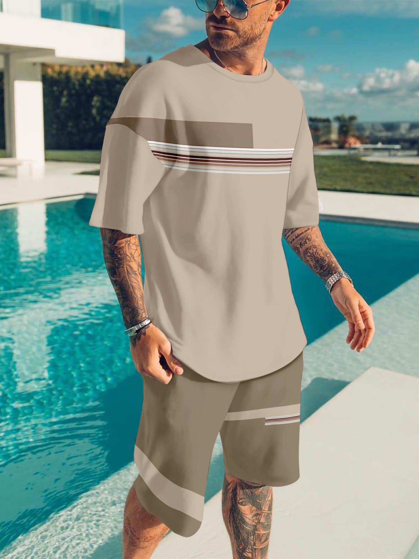 Men's casual 3D printed T-shirt and shorts set in knit polyester fabric. Regular fit with crew neck and slight stretch. Features lash sets and print pattern. Fabric weight: 100g/m².