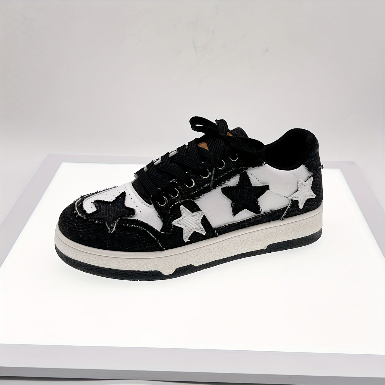 Women's skate shoes with stars design, low top colorblock flatform sneakers.