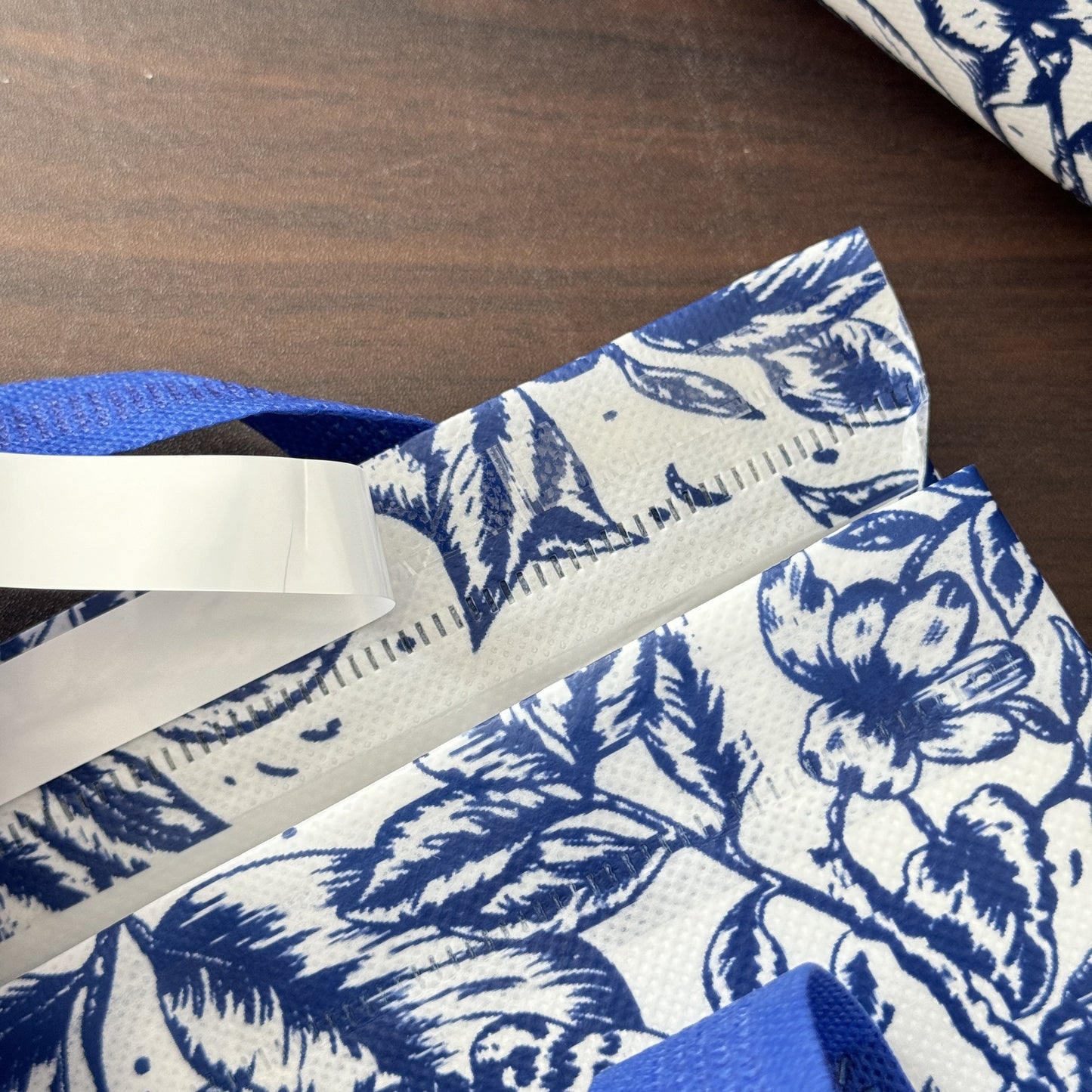 10 pieces of extra large insulated pizza delivery bags in a blue and white floral/deer pattern. These reusable polypropylene cooler totes feature a flip-top lid, perfect for catering, picnics, and food service takeout. The sturdy handle makes it easy to