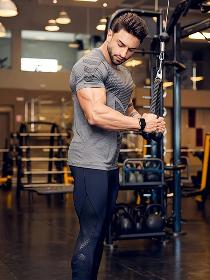 Men's athletic compression t-shirt with arrow print, made of breathable polyester fabric. Ideal for gym and fitness lovers.