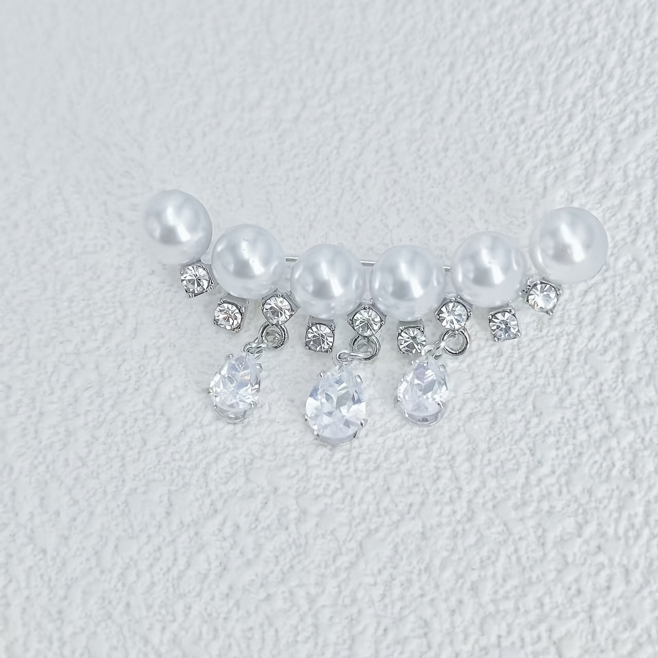 High-quality pearl, rhinestone, and zirconia brooches available in 1 or 2 pieces. These elegant accessories are perfect for daily wear and feature tassel water drop designs to add a touch of sophistication. Protect yourself from exposure with these