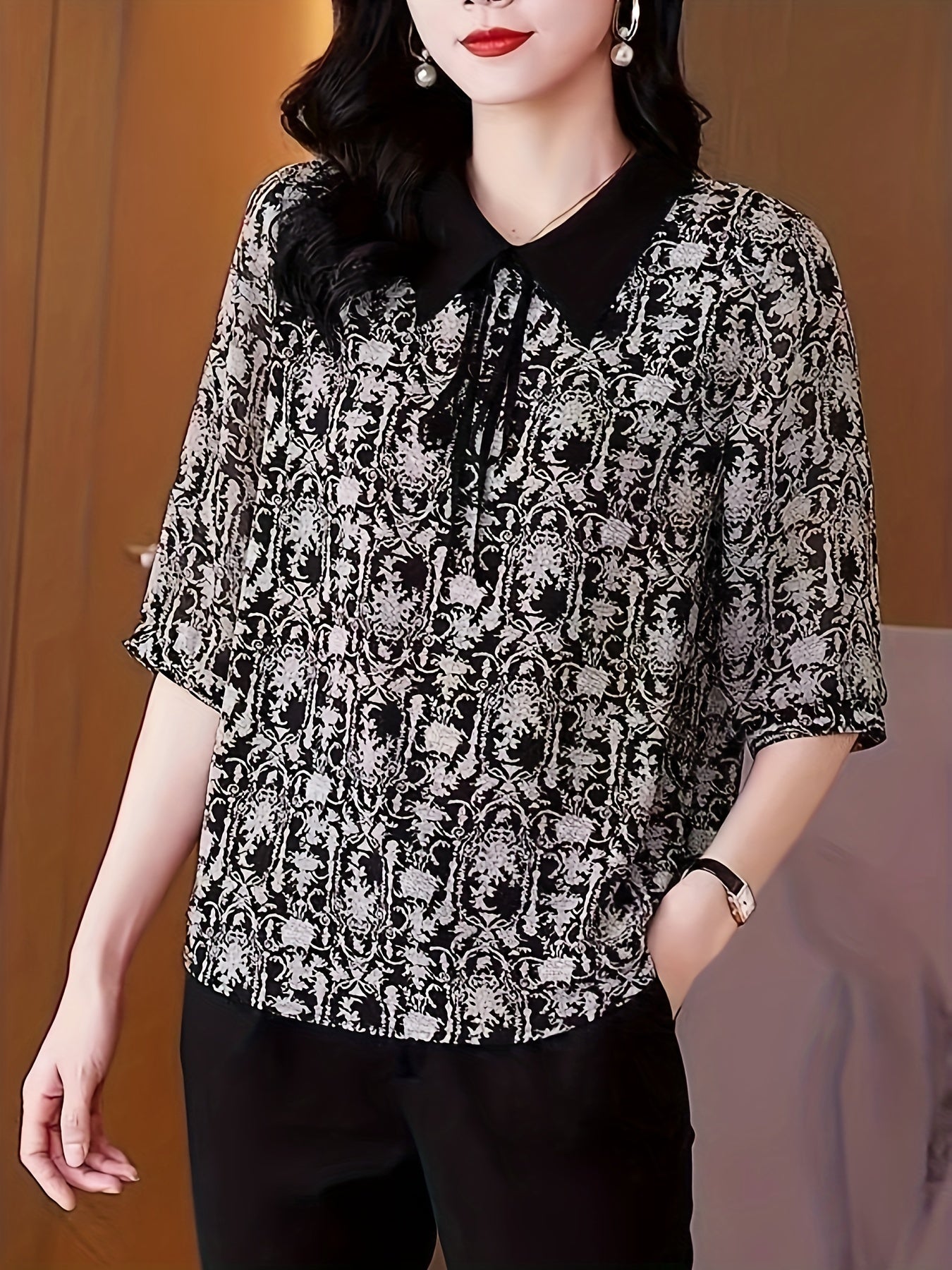 Lapel neck blouse with allover print, perfect for spring and summer.