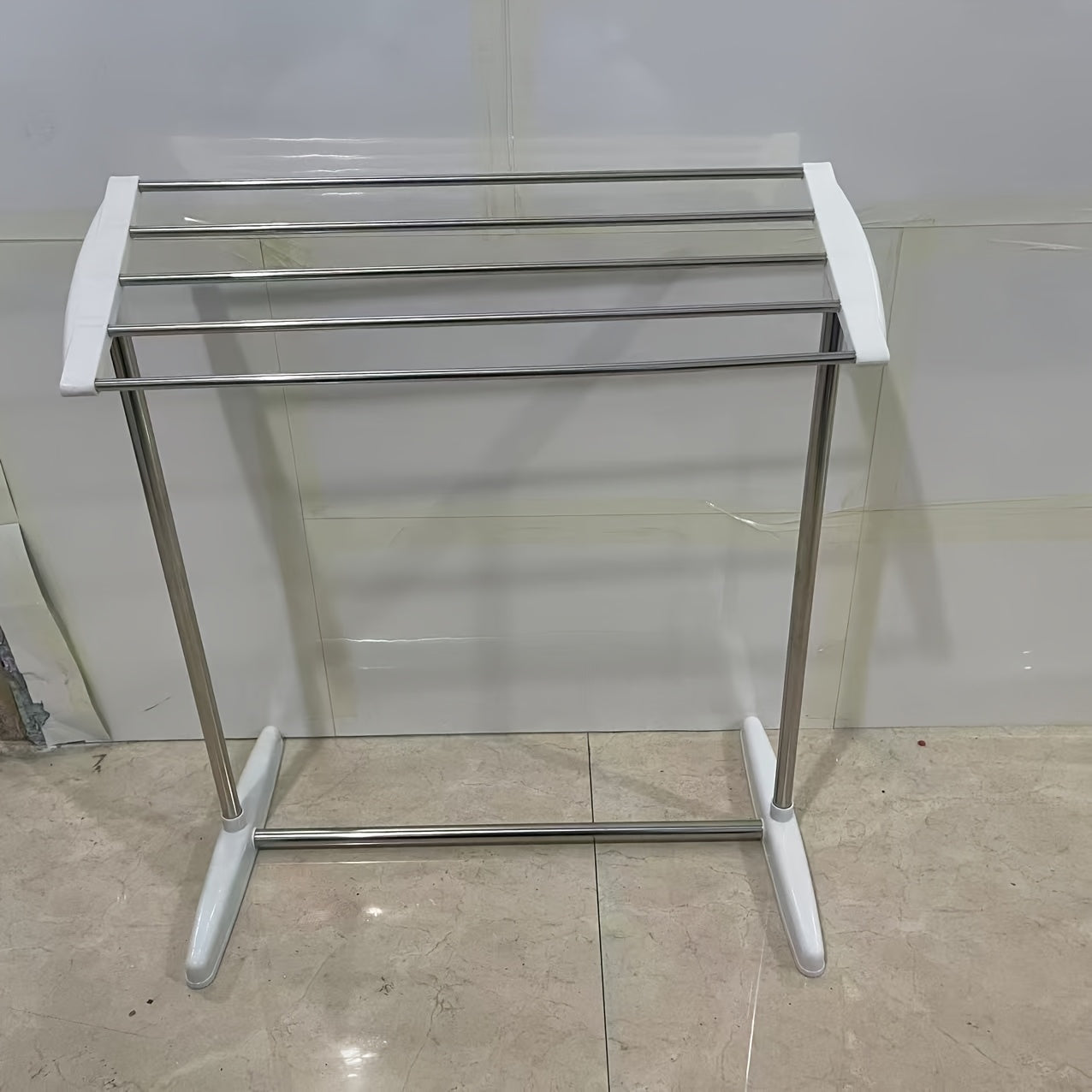 An ideal choice for drying towels, socks, and underwear, this freestanding stainless steel drying rack is versatile and can be used in various settings including homes, balconies, terraces, and living rooms.