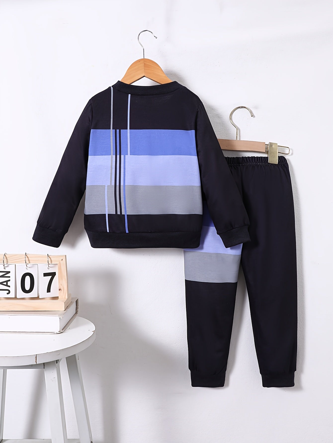 Boys' 2-piece sports suit with striped sweatshirt and joggers. Comfortable fabric, ribbed hem, perfect for outdoor activities in spring and autumn.