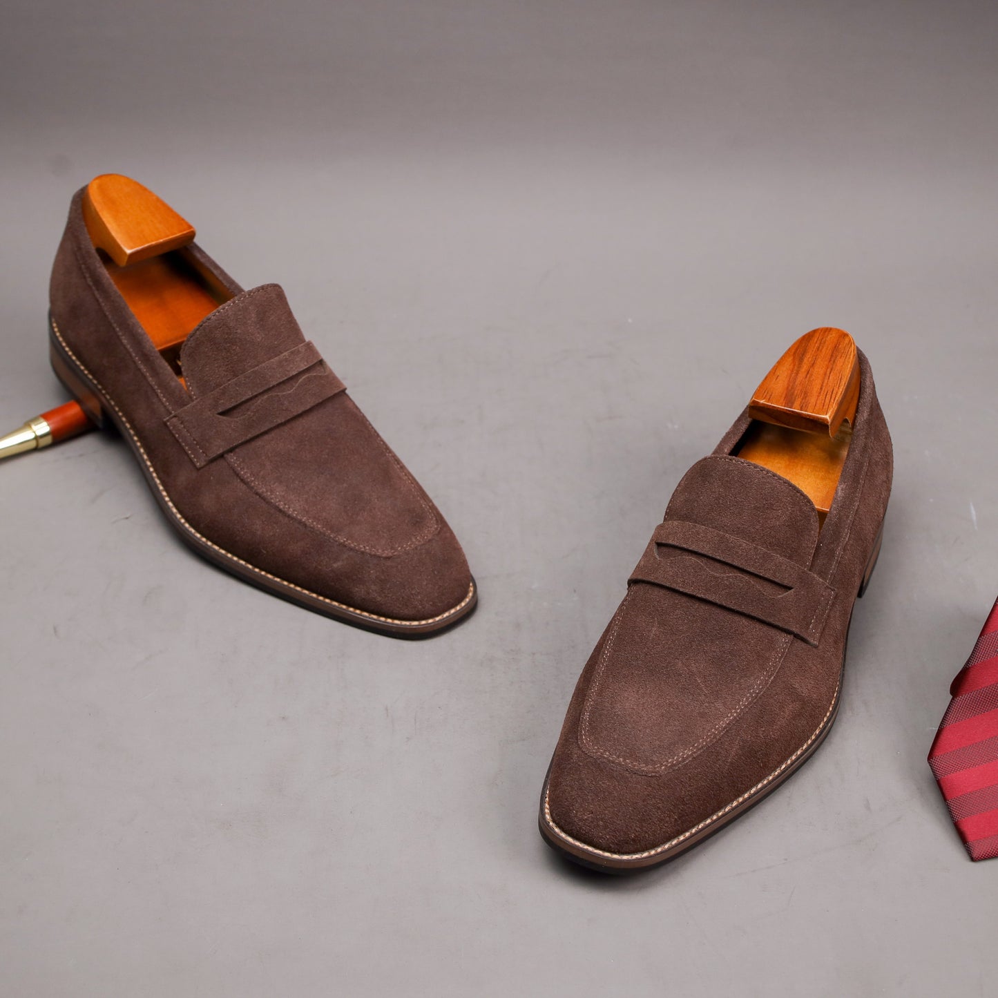 Men's Solid Color Penny Loafers with Cowhide Upper and Non-Slip Rubber Sole, Elegant and Durable Dress Shoes for Men.