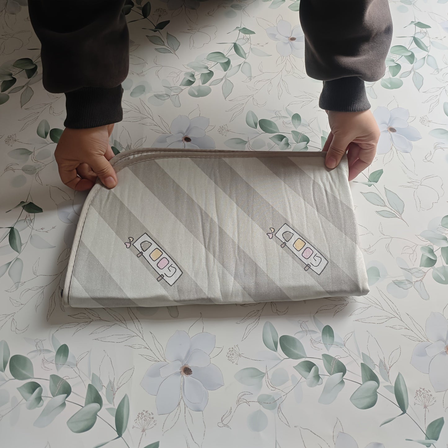 Multi-functional Ironing Mat for Clothing and Dining, Portable Heat-Resistant Pad, Convenient to Transport, Ironing Mat, Heat Insulation, Simple to Utilize, Dining Mat, Laundry Organization and Storage.