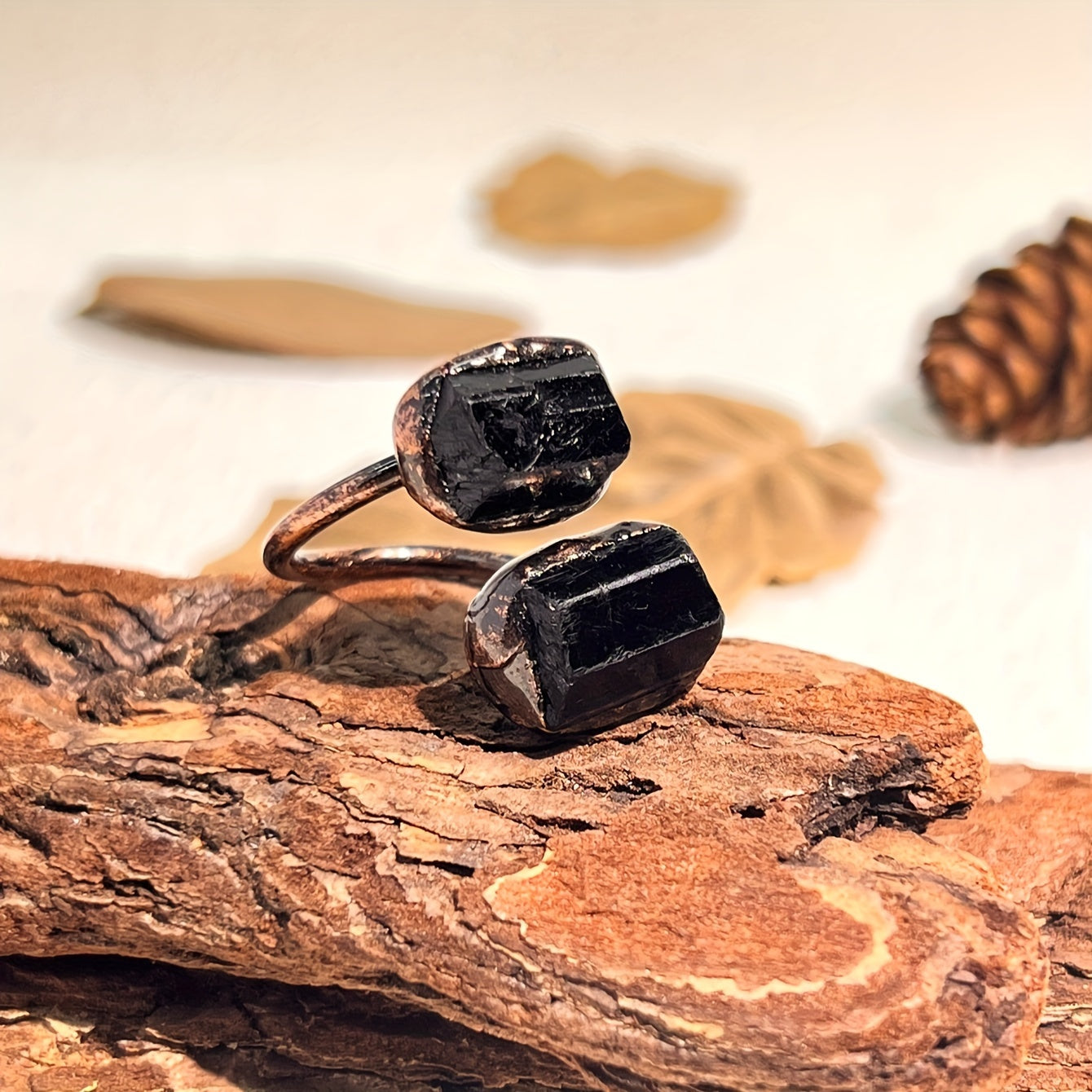 Choose your preferred style from our selection of vintage rings featuring natural stone in irregular shapes, suitable for both men and women to complement your daily outfits or add a unique touch to your party attire.