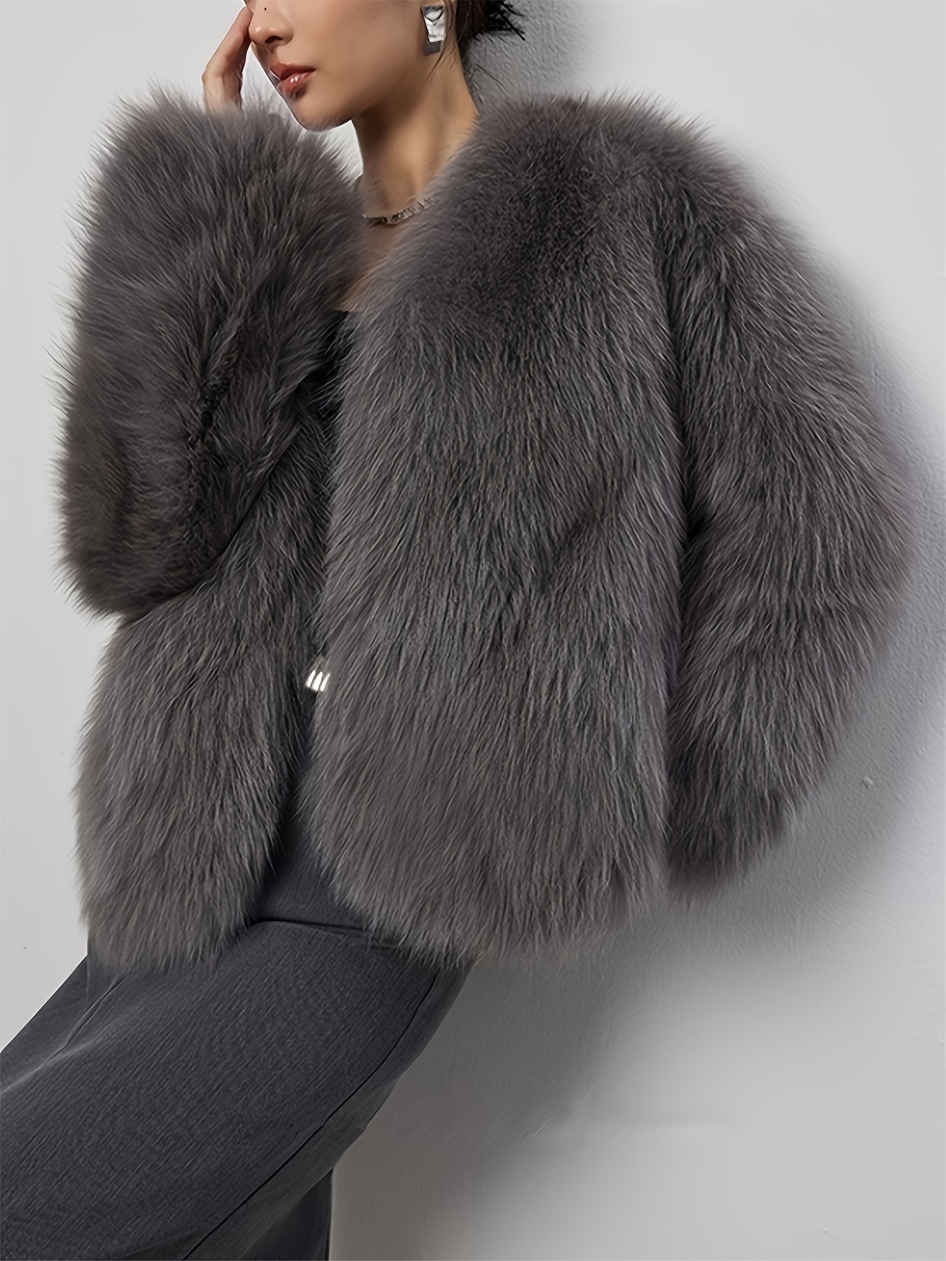 Stylish women's jacket in light gray faux fur with long sleeves, perfect for fall and winter. Made of soft polyester with knit fabric detailing.