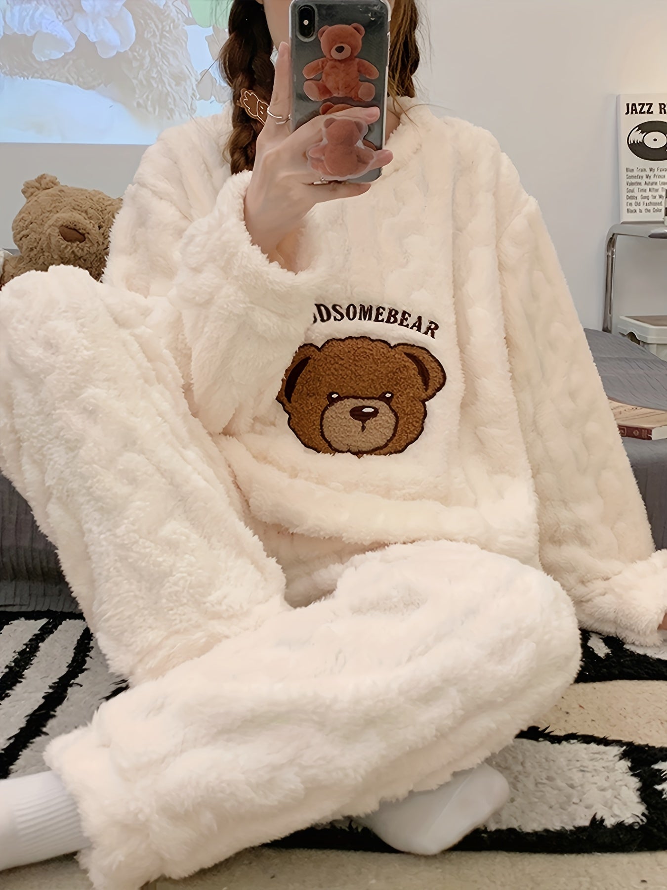 Ayollar uchun iliq va qulay qishki plush pijama to'plami, uzun qo'lqonli teddy bear ustki va mos keluvchi shimlar, sovuq ob-havo qulayligi uchun yumshoq polyesterdan tayyorlangan.