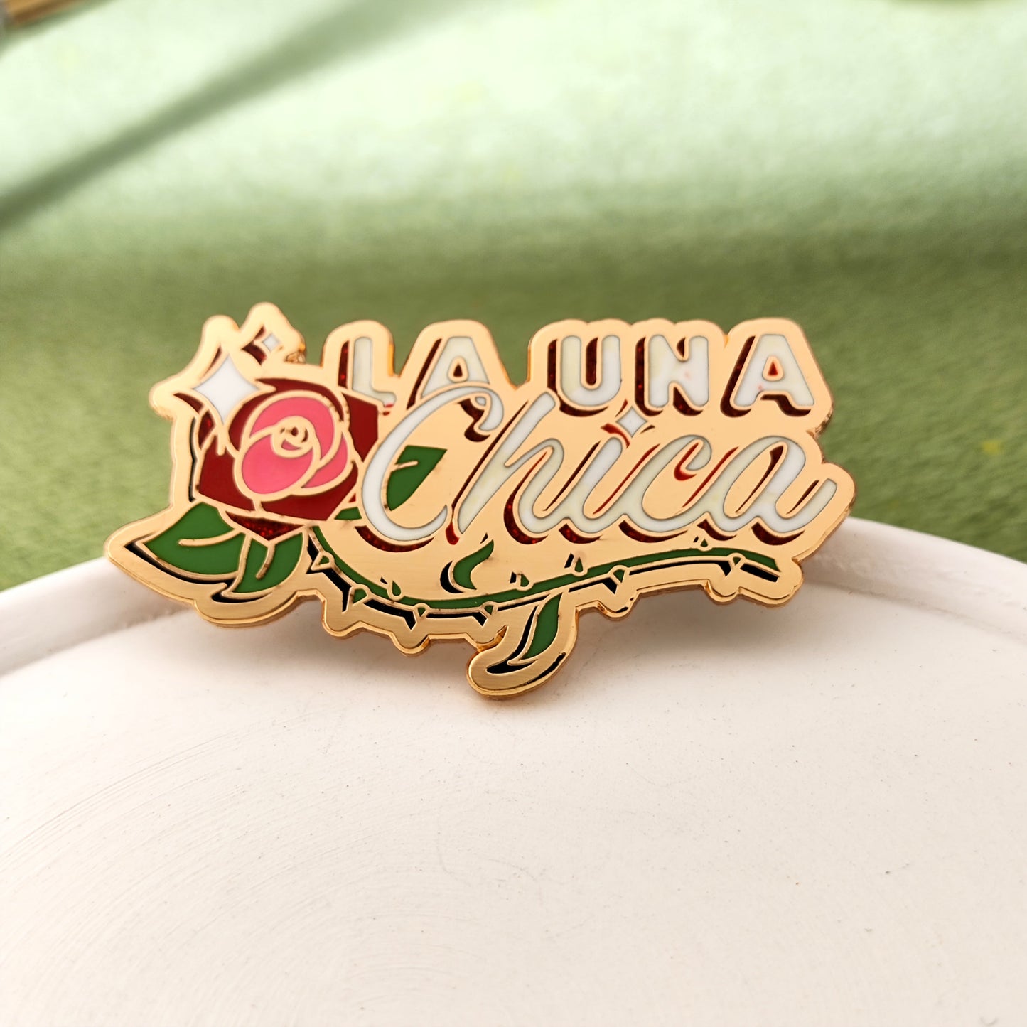 Add a touch of elegance with the 1pc ZERUPRIN Elegant Alloy Brooch. Featuring the "LA UNA Chica" Thorn Rose design, this irregularly shaped golden badge is a unique and eye-catching accessory for your collar, backpack, hat, or coat. It makes for a