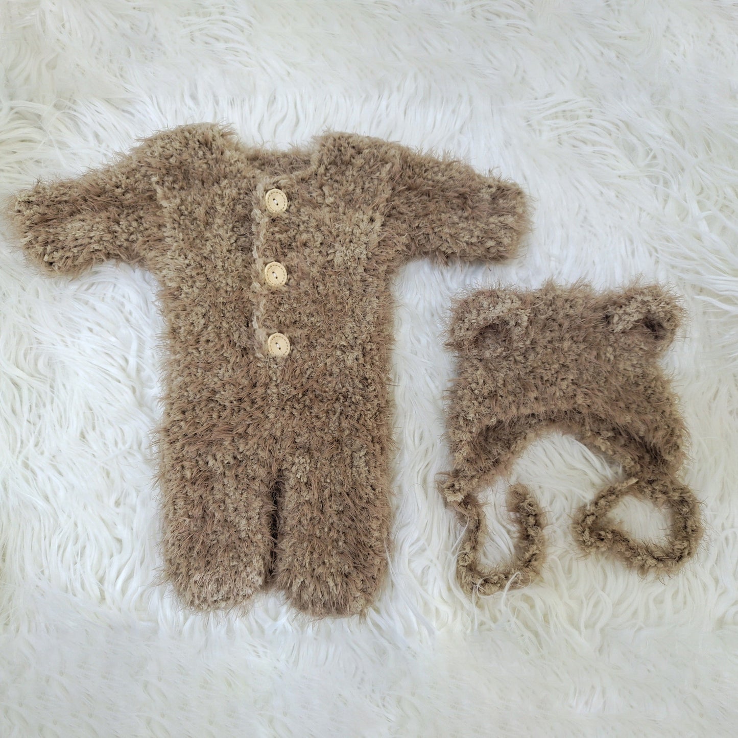 Warm and stylish young bear onesie made of cozy mink velvet, perfect for photography sessions. Suitable for both boys and girls, this outfit comes in light brown, dark brown, white, and ivory colors, making it a must-have in the autumn and winter