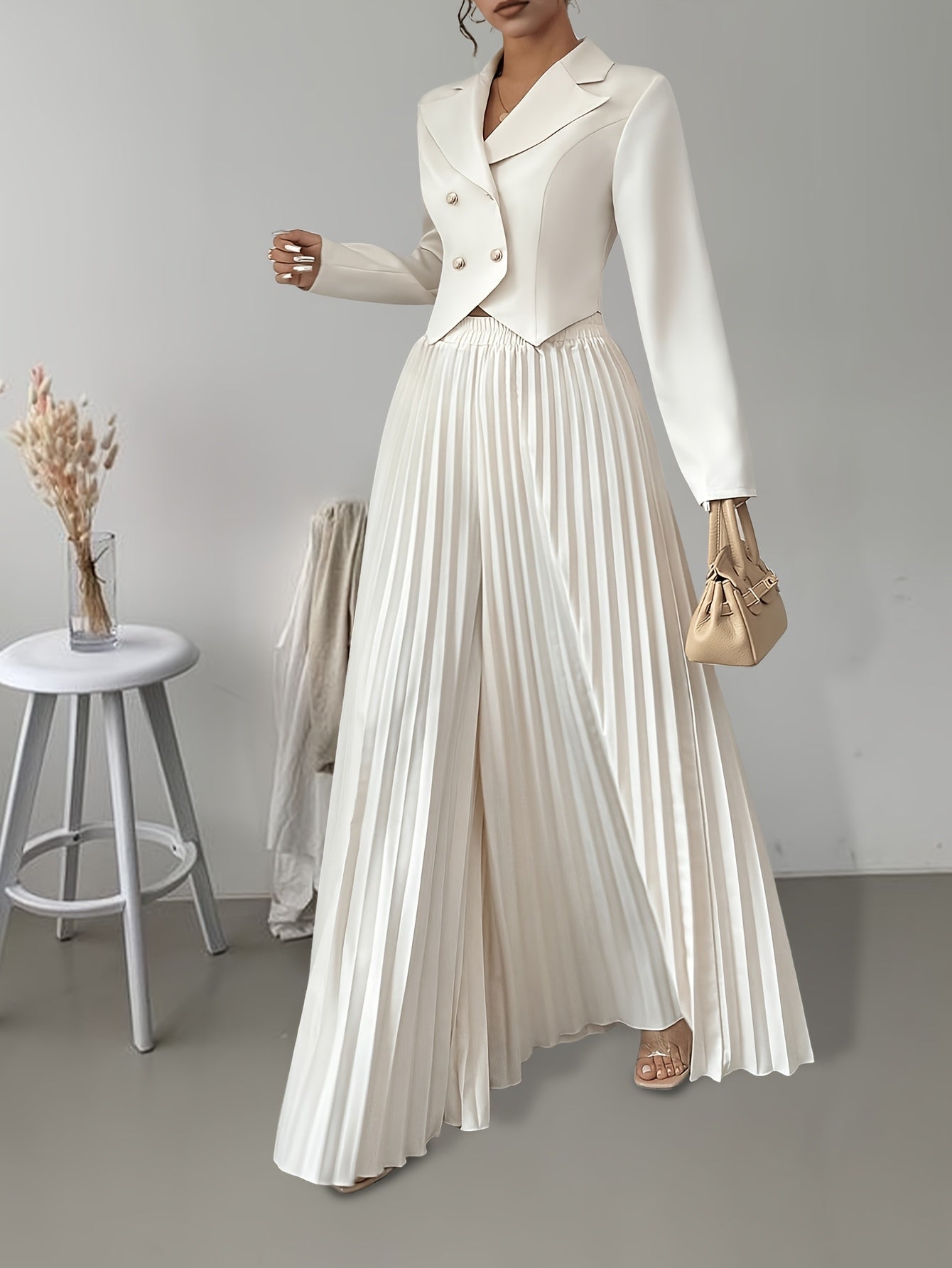 Elegant double-breasted suit set with pleated pants for fashionable commuting style.