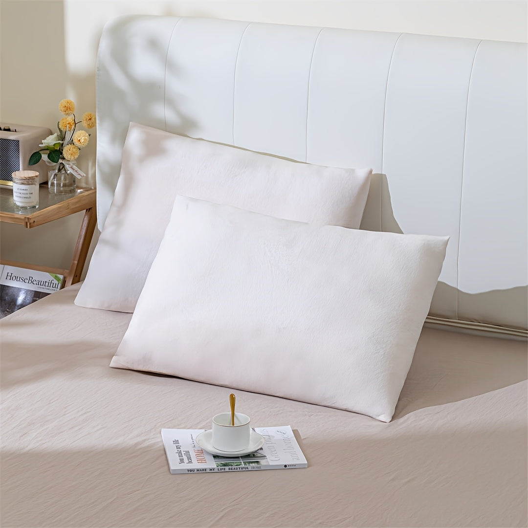 Stay cozy and stylish this winter with our Scandinavian INS-inspired Velvet Pillowcase. Perfect for student dorms, hotels, living rooms, and bedrooms, this soft and comfortable pillowcase is made of thickened crystal velvet for extra warmth. Featuring an