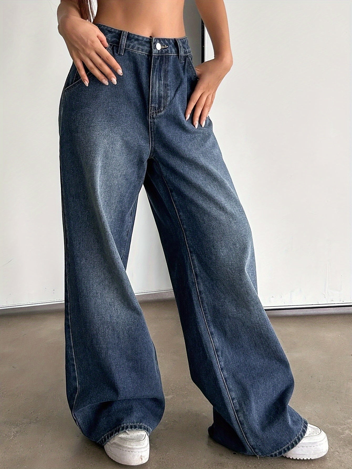 Jeans with multiple pockets for versatile style - Women's casual denim.