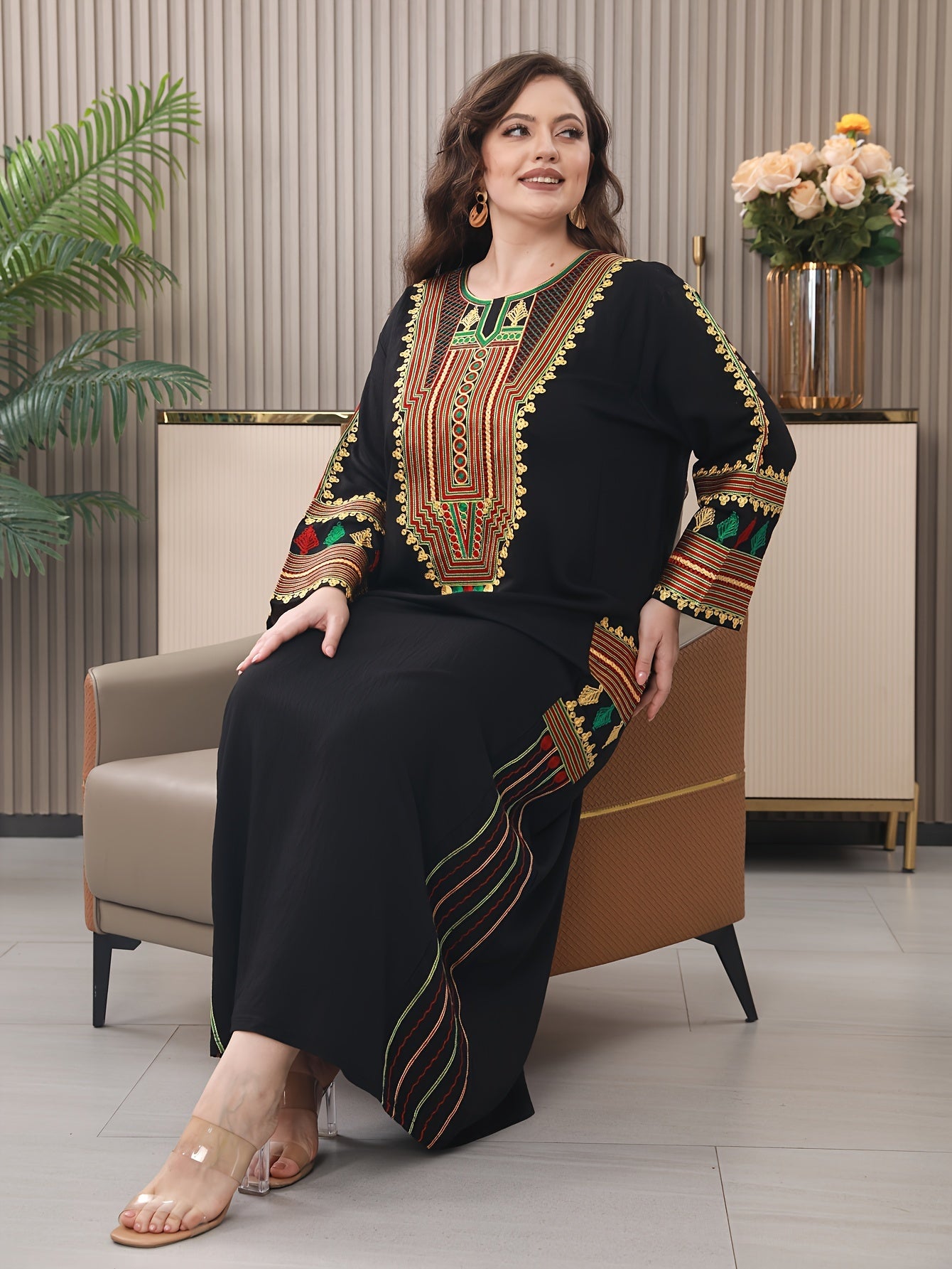 Elegant Plus Size Middle Eastern Kaftan with Regular Sleeves and Traditional Embroidery, Loose Fit Summer Turkish Robe for Mature Occasions.