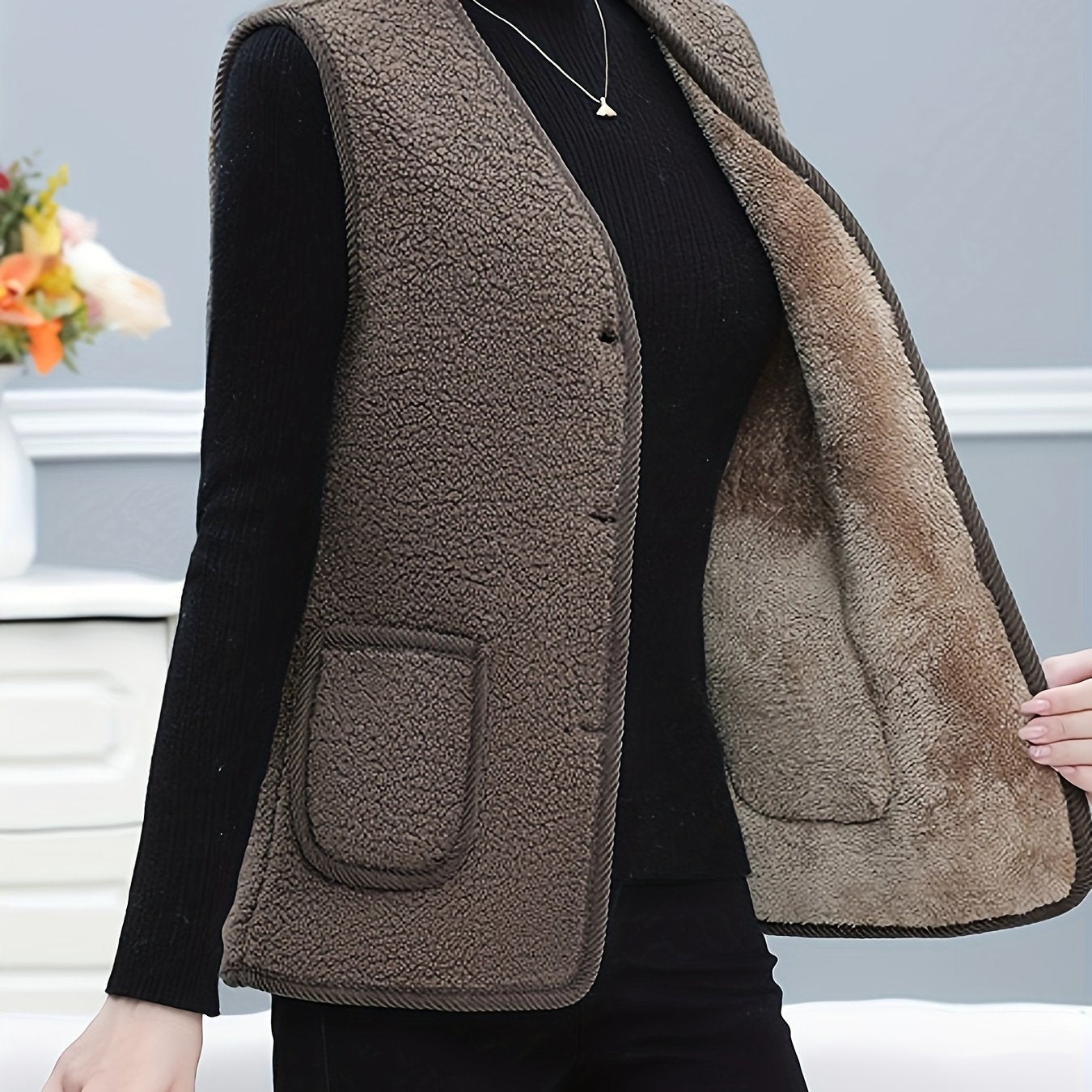 Warm and stylish fleece-lined vest with pockets for women.