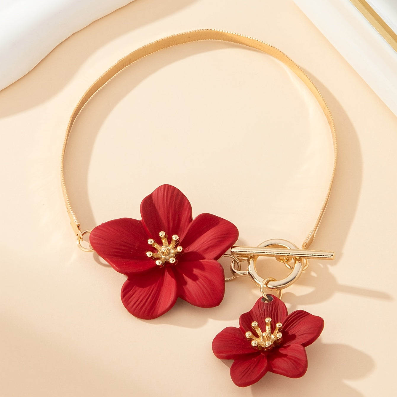 Stylish gold-tone anklet with white flower charms, perfect for vacations and everyday wear.