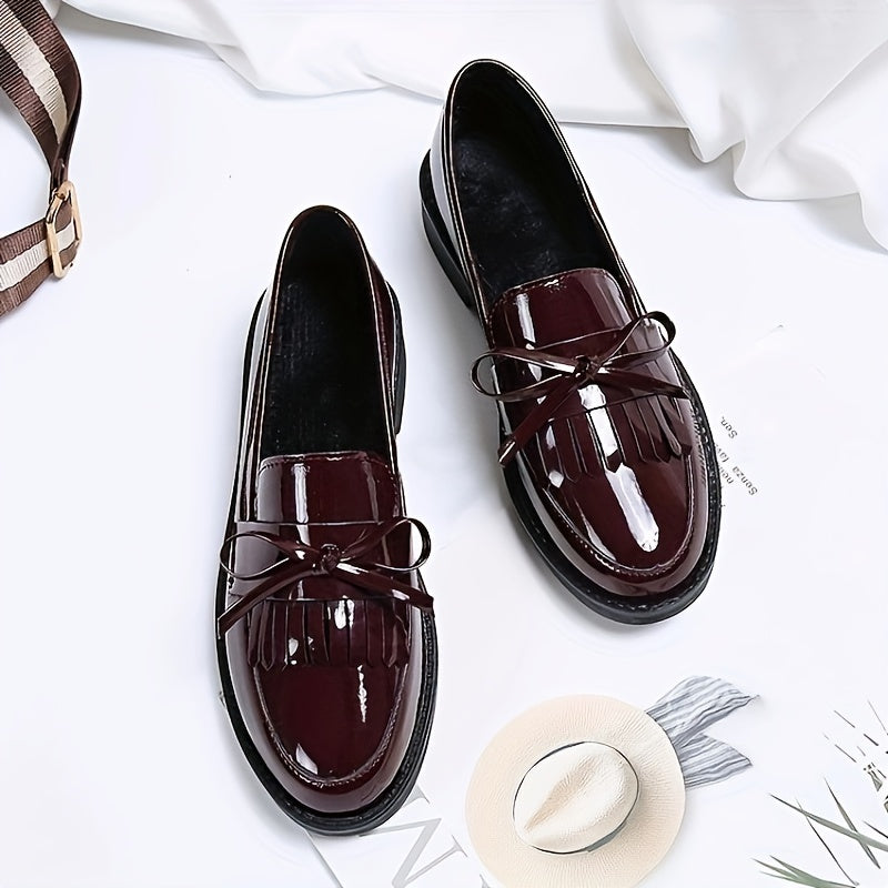 Ayollar uchun preppy ingliz uslubidagi, bir rangli, dumaloq barmoq va kamon bezakli slip-on poyabzal. Sun'iy materiallardan tayyorlangan, PVC ichki taglik va mato ichki materialga ega. Faqat qo'l bilan yuvish.