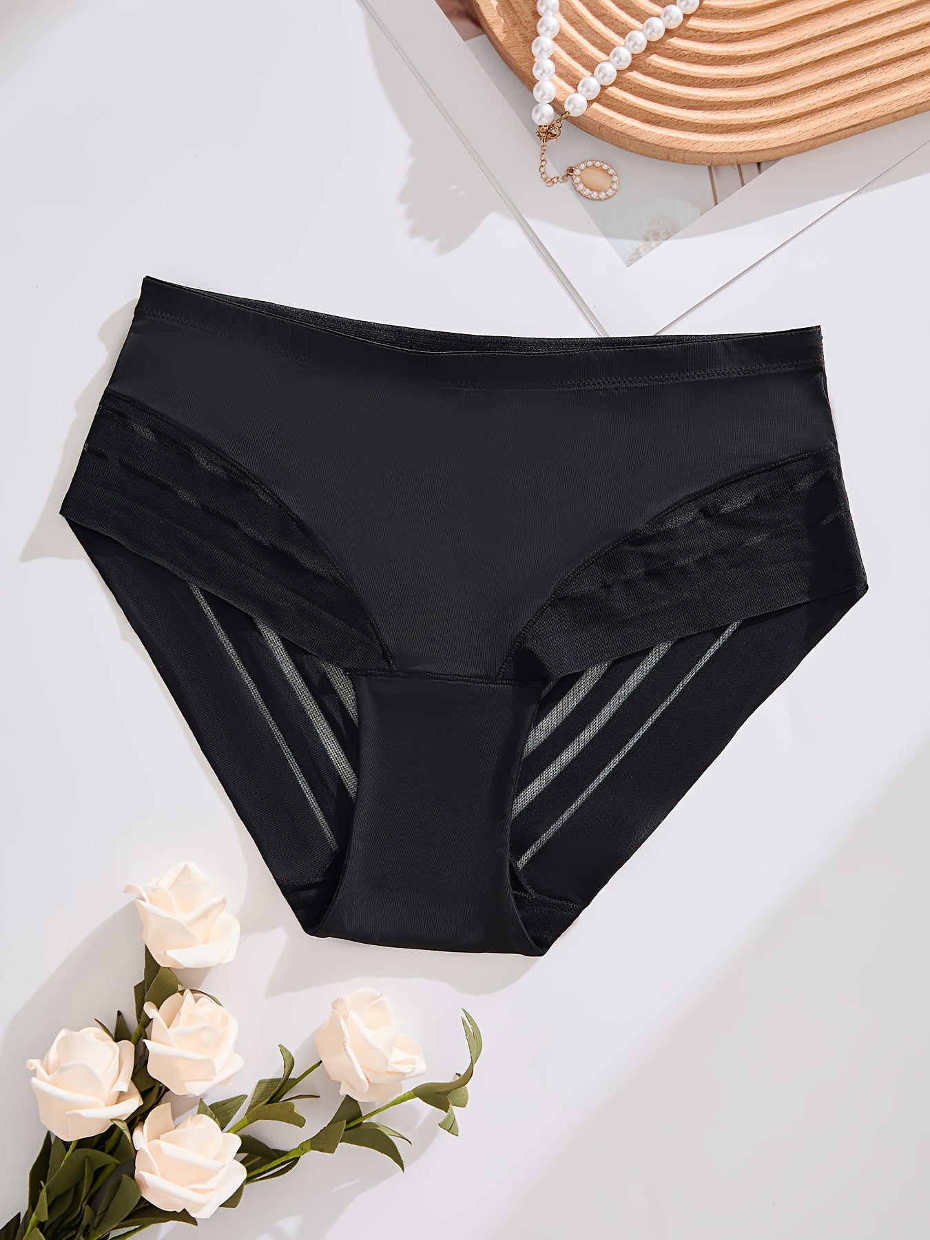 Breathable solid color panties for women made of 90% polyamide and 10% elastane, featuring a simple style with contrast mesh detail and knit fabric.