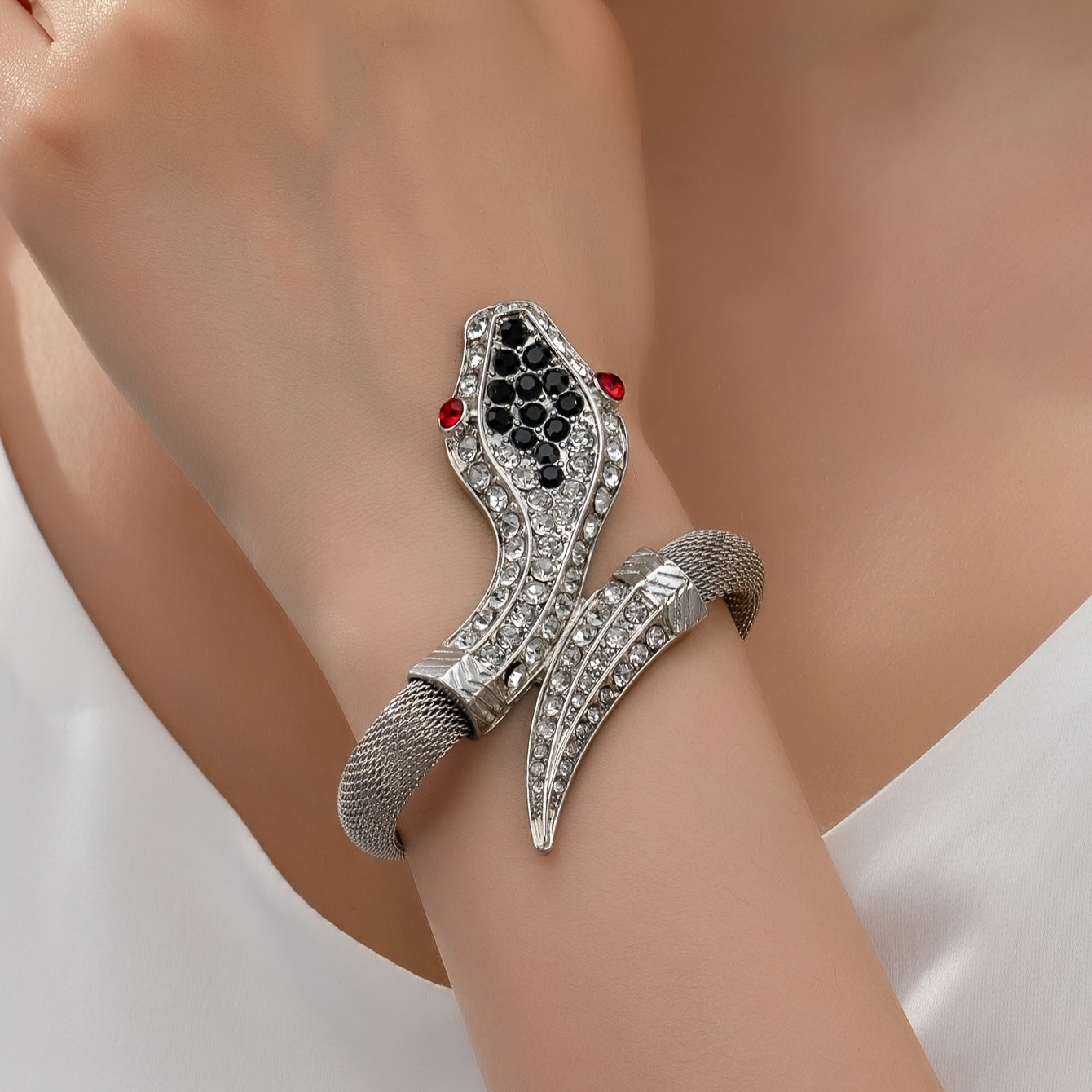 Stylish rhinestone snake bracelet made of zinc alloy for daily wear or gifting