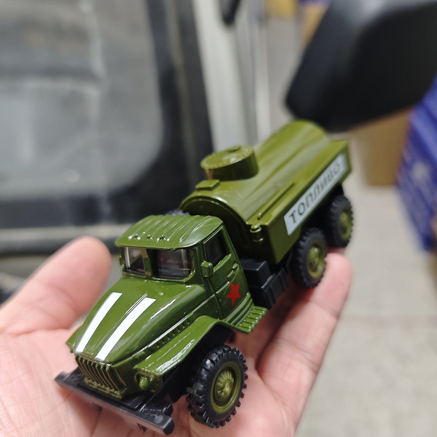 Zinc alloy military truck replica with manual pull-back operation, ideal for cake decoration, car decor, home and office desk ornament, and as a gift for collectors and army decor.